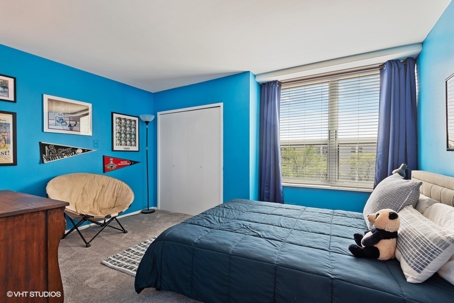 1616 Sheridan Road, Unit 5H Wilmette, IL 60091 - Photo 19 of 26 a bedroom with a bed and a window