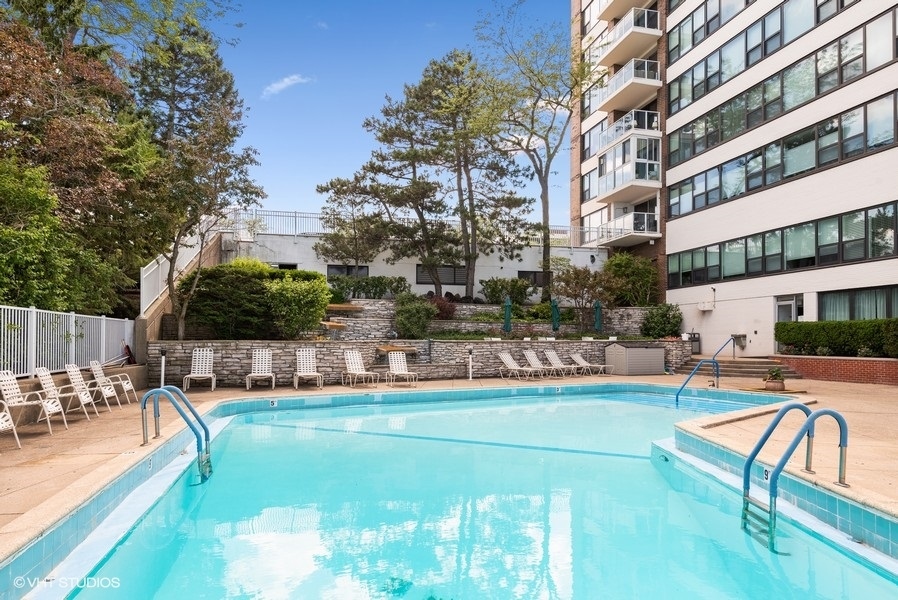 1616 Sheridan Road, Unit 5H Wilmette, IL 60091 - Photo 22 of 26 a view of a swimming pool with a lounge chairs