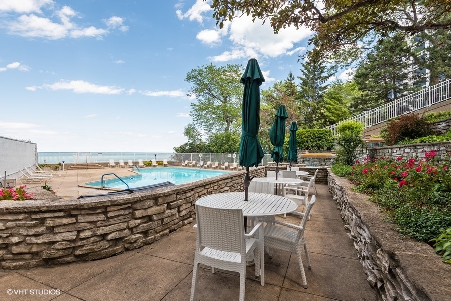 1616 Sheridan Road, Unit 5H Wilmette, IL 60091 - Photo 23 of 26 a outdoor view with a sitting space
