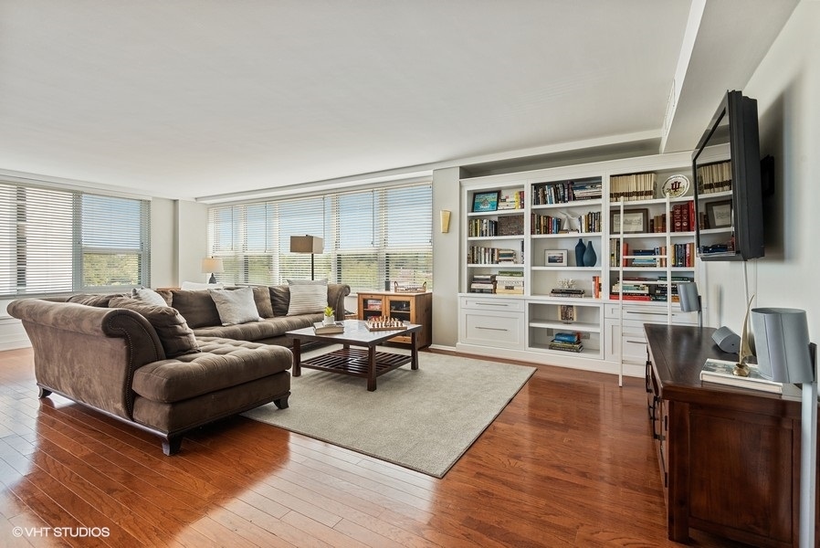 1616 Sheridan Road, Unit 5H Wilmette, IL 60091 - Photo 4 of 26 a living room with furniture and a flat screen tv