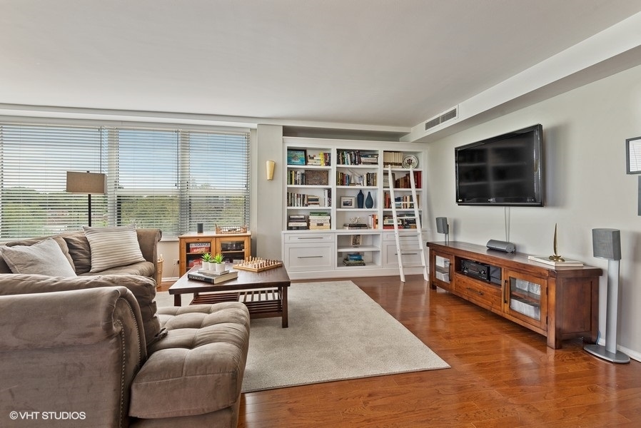 1616 Sheridan Road, Unit 5H Wilmette, IL 60091 - Photo 5 of 26 a living room with furniture and a flat screen tv