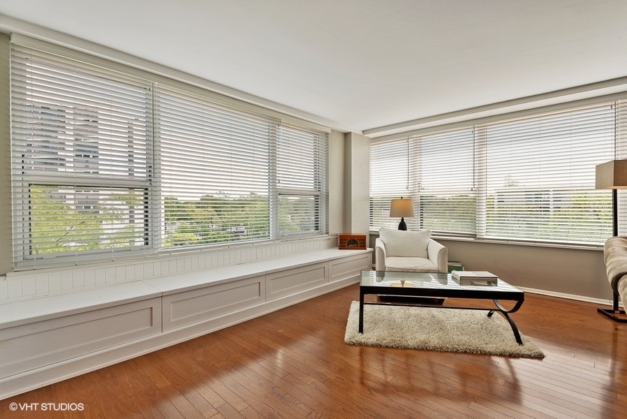 1616 Sheridan Road, Unit 5H Wilmette, IL 60091 - Photo 7 of 26 a living room with furniture and a large window