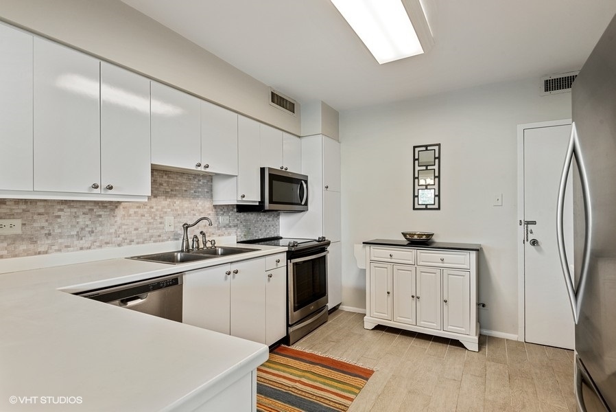 1616 Sheridan Road, Unit 5H Wilmette, IL 60091 - Photo 8 of 26 a kitchen with stainless steel appliances a sink stove and refrigerator