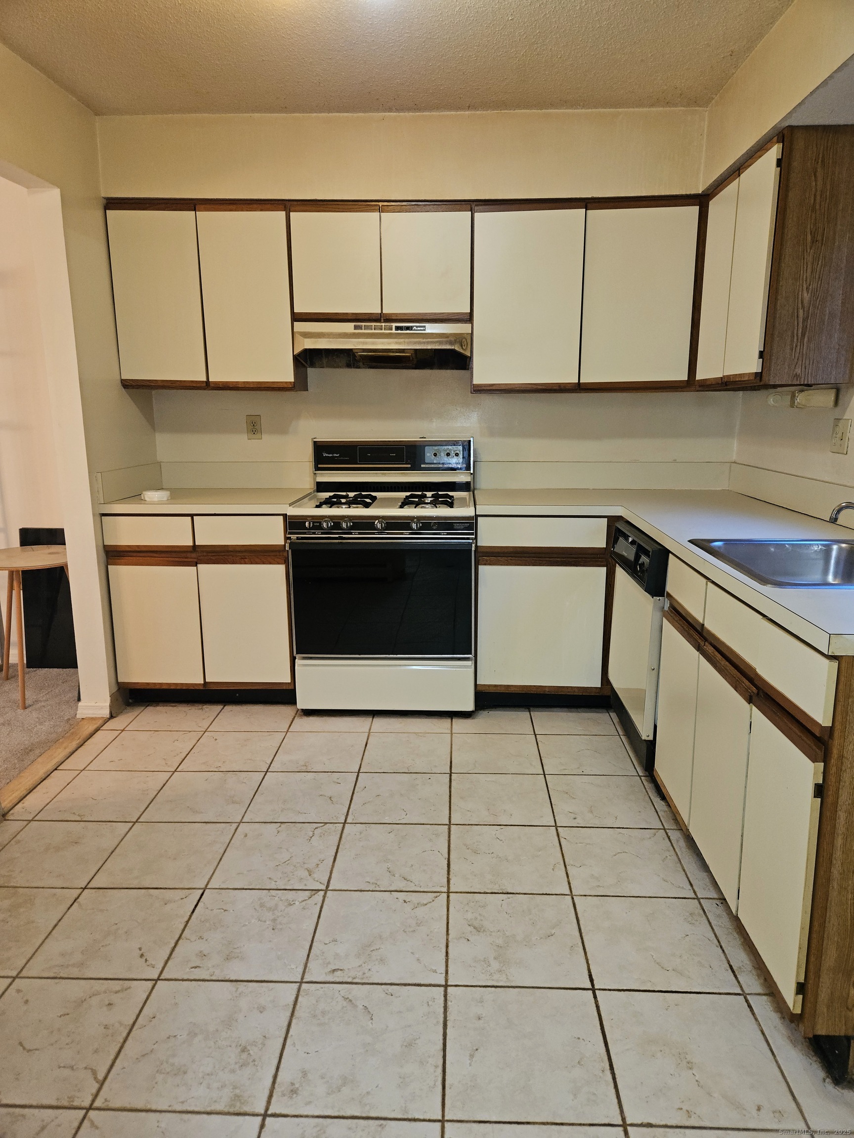 38 Sutton Place, Unit 38 Bloomfield, CT 06002 - Photo 2 of 17 a kitchen with a stove a sink and a refrigerator