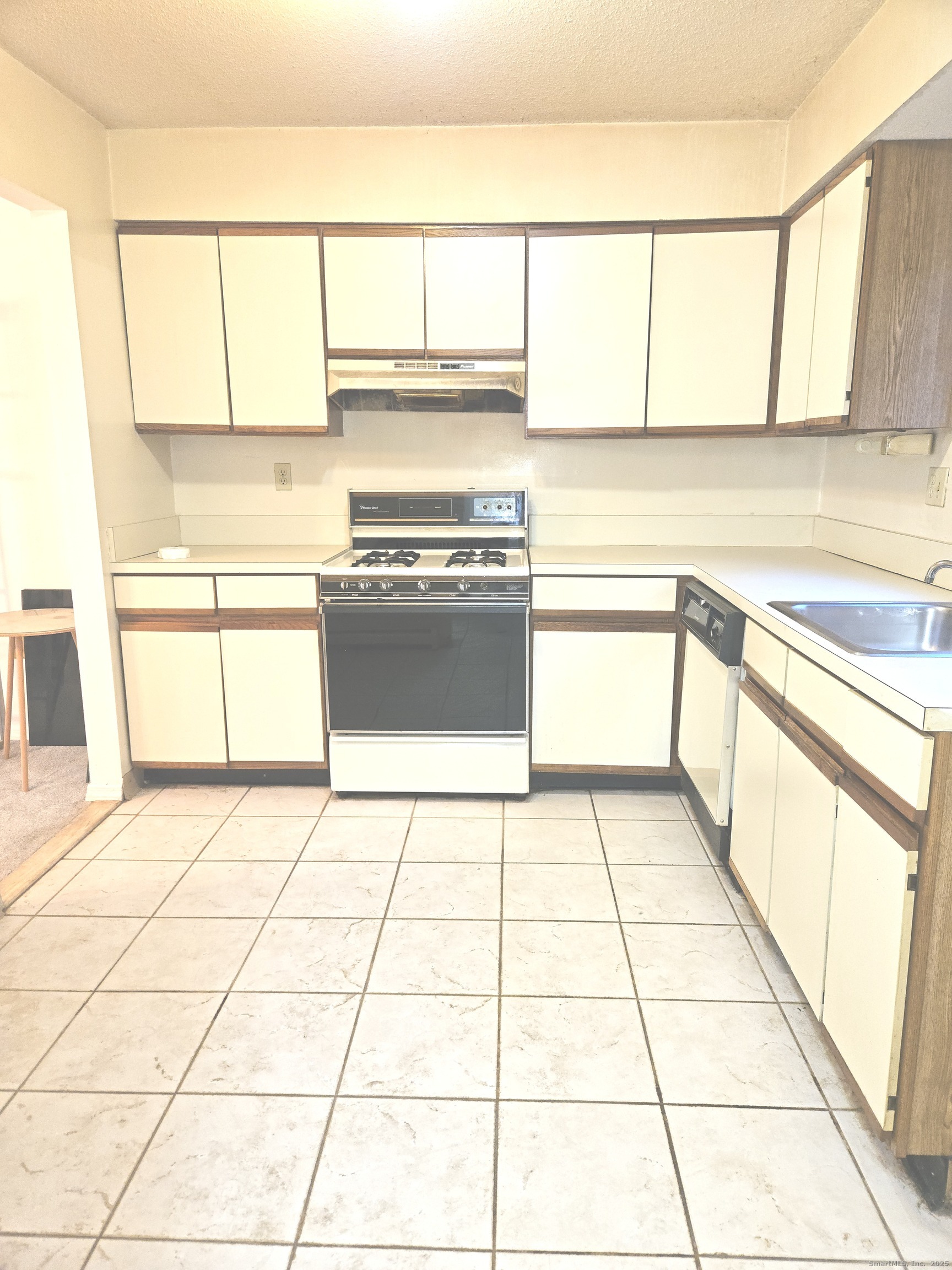 38 Sutton Place, Unit 38 Bloomfield, CT 06002 - Photo 3 of 17 a kitchen with a stove a refrigerator and a white cabinets