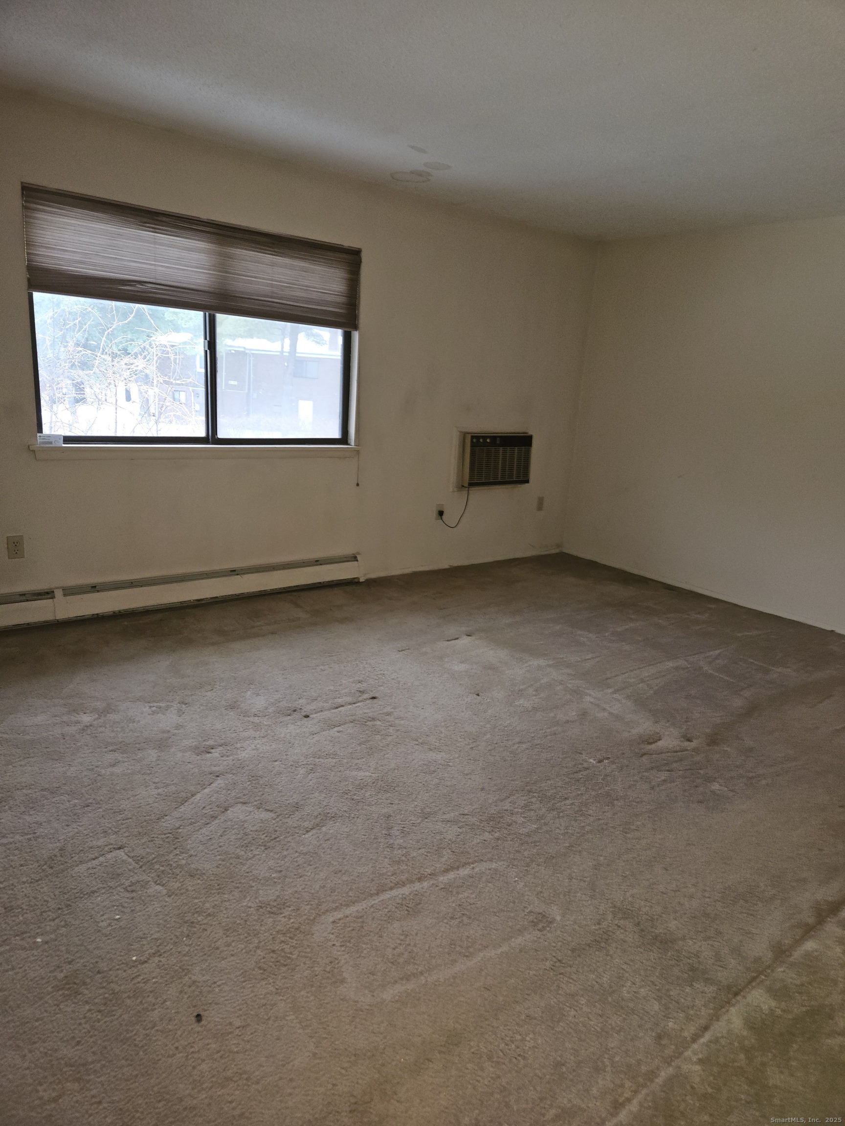 38 Sutton Place, Unit 38 Bloomfield, CT 06002 - Photo 10 of 17 an empty room with a window