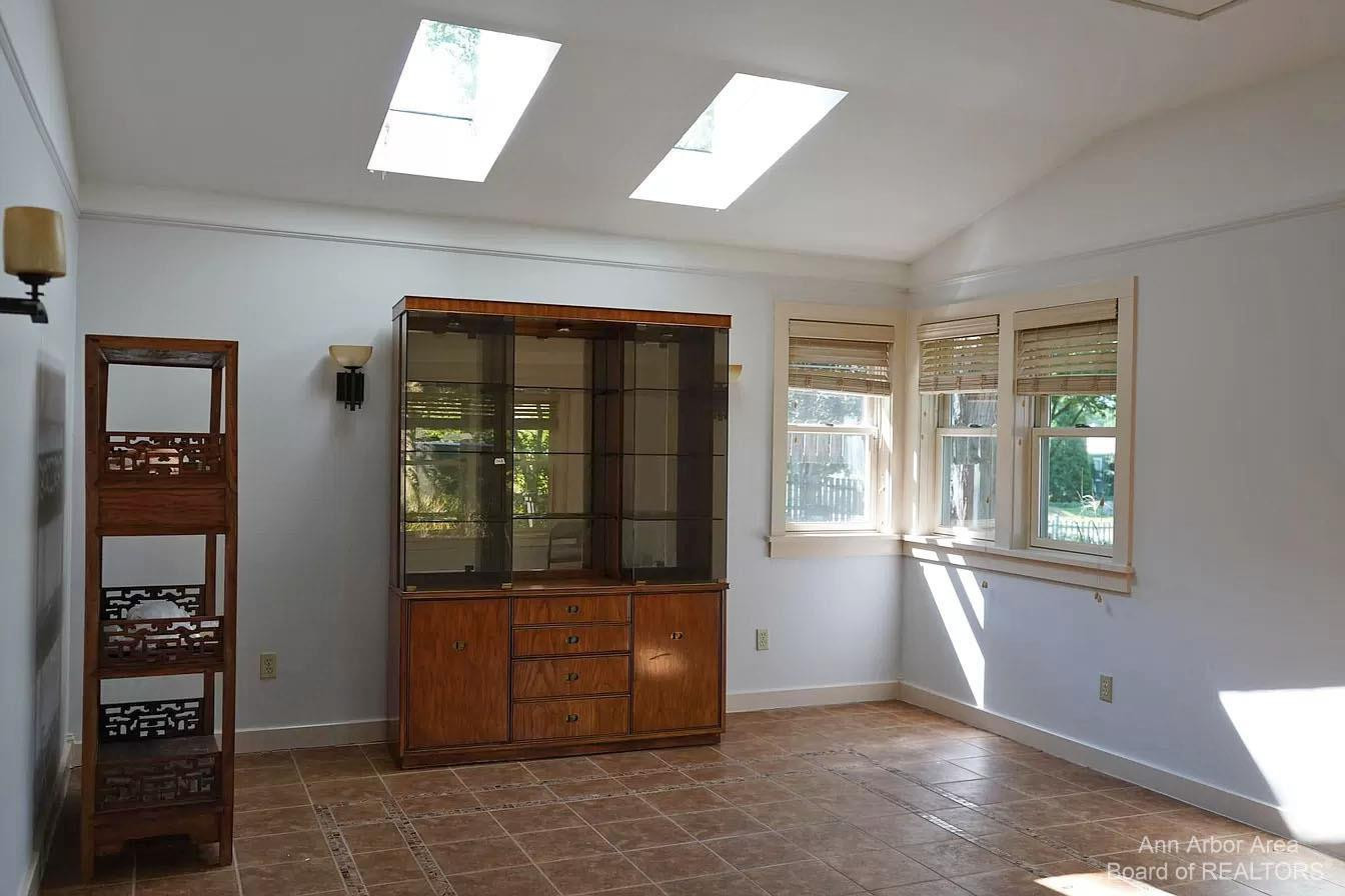 611 Robin Road Ann Arbor, MI 48103 - Photo 9 of 31 Photo 10