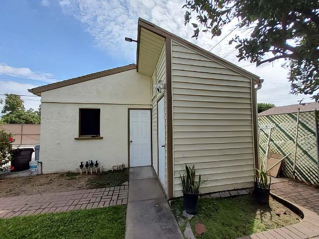 a front view of house with yard