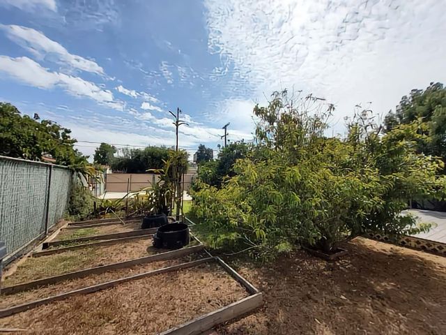 a view of a pathway with a yard