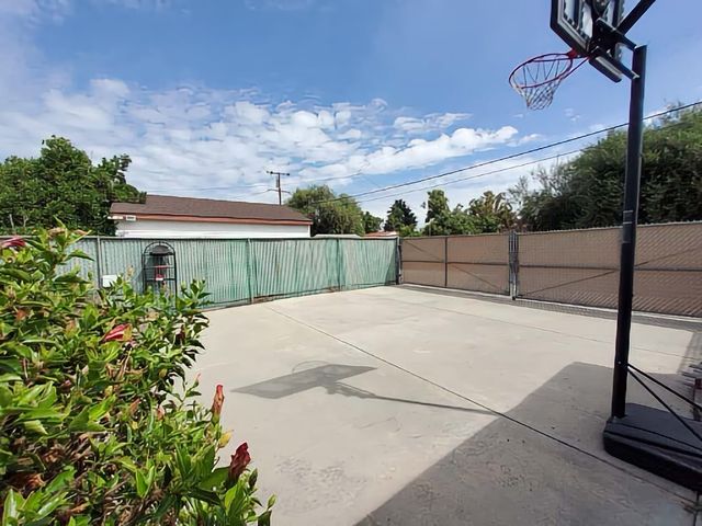 a view of a backyard