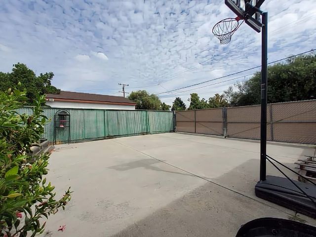 a view of a backyard