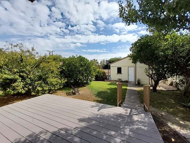 a view of a backyard