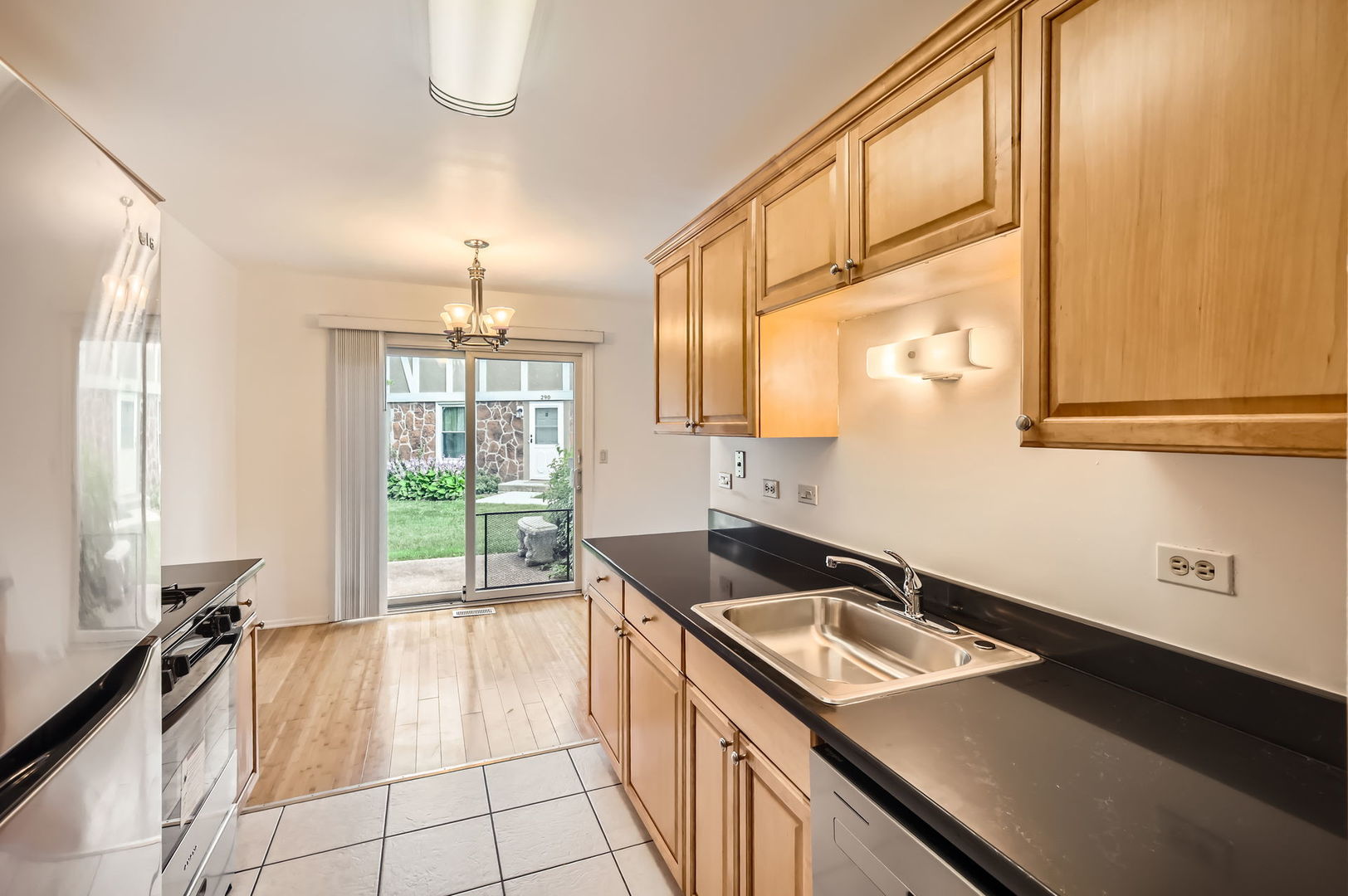 278 Nantucket Harbor Schaumburg, IL 60193 - Photo 6 of 14