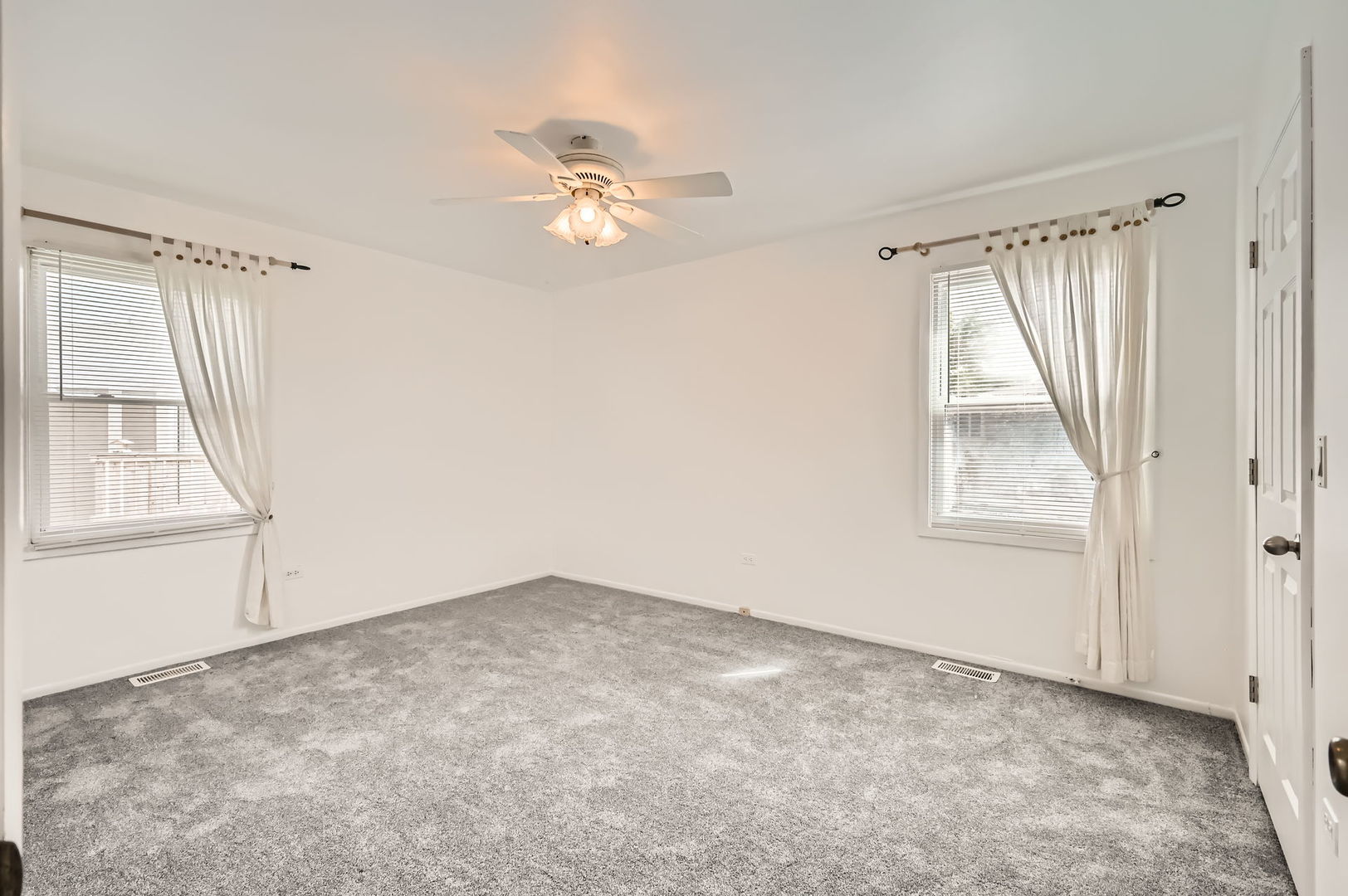 278 Nantucket Harbor Schaumburg, IL 60193 - Photo 8 of 14