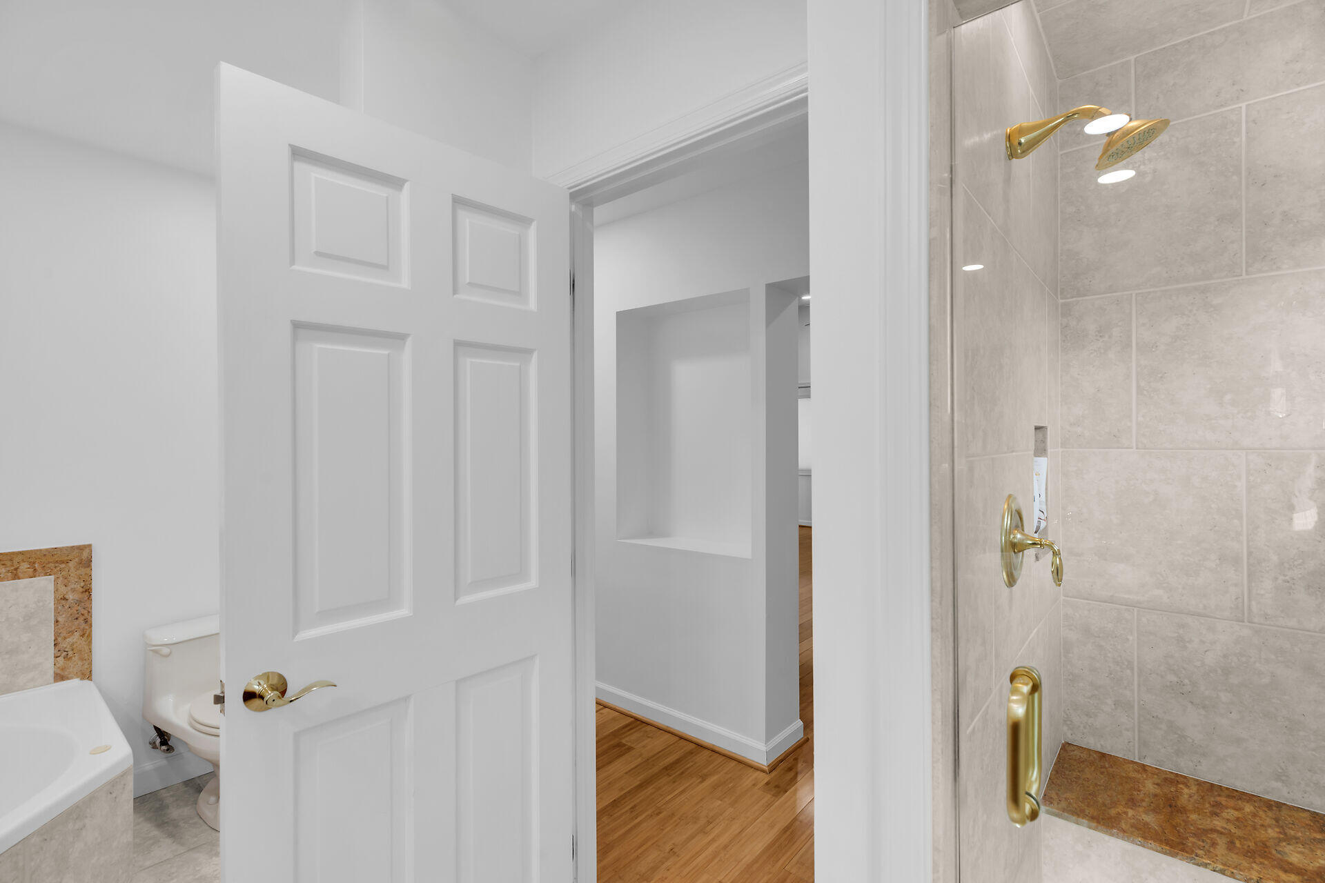 7501 Gulfstream Boulevard Marathon, FL 33050 - Photo 43 of 48 Primary Suite Bath