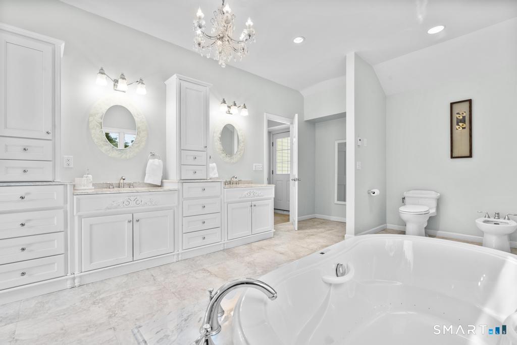 120 Saddleview Road Fairfield, CT 06825 - Photo 27 of 40 Soak, shower, or pamper!