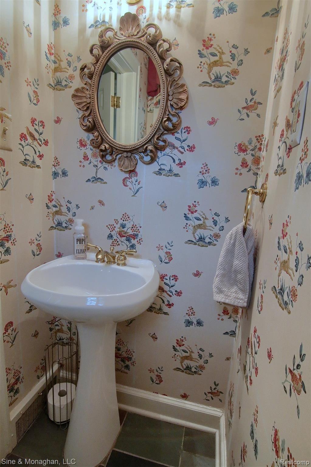 422 Moran Road Grosse Pointe, MI 48236 - Photo 16 of 33 16-Half Bath.jpg