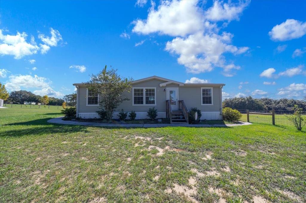 17355 Southeast 260th Avenue Road Umatilla, FL 32784 - Photo 7 of 69 a view of a house with backyard porch and sitting area