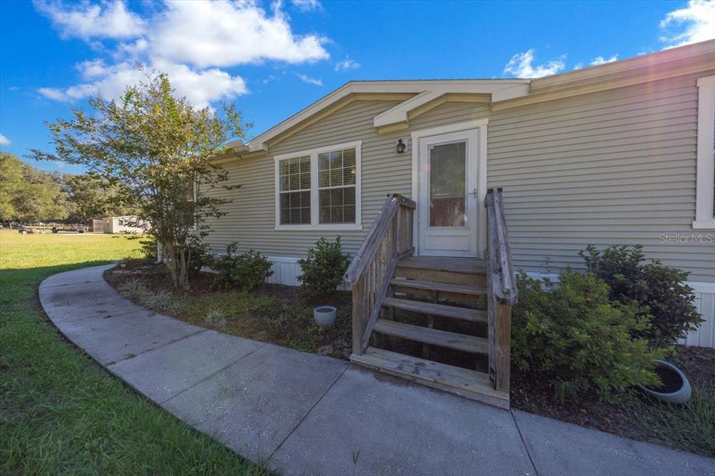 17355 Southeast 260th Avenue Road Umatilla, FL 32784 - Photo 10 of 69 a front view of a house with garden