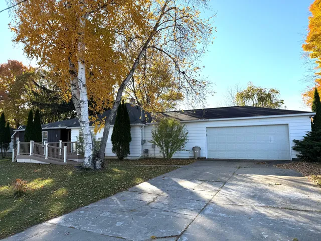 $289,900 | 6961 Shoreline Drive, Delton, MI 49046