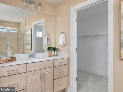 a en suite bathroom with double sink a mirror and shower