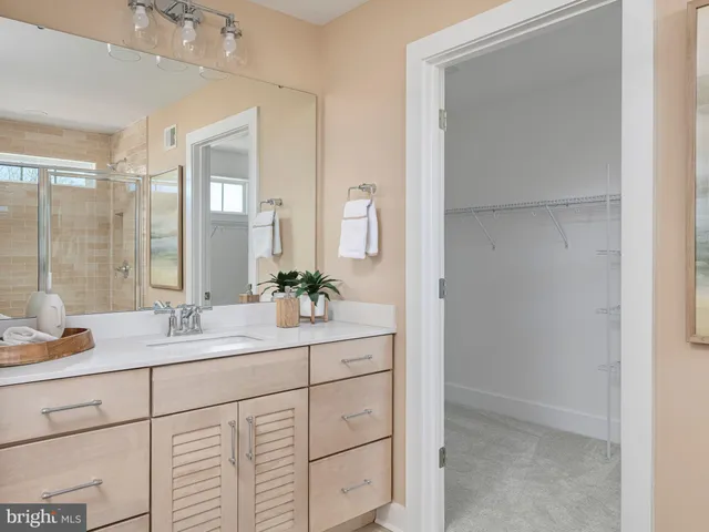 a en suite bathroom with double sink a mirror and shower