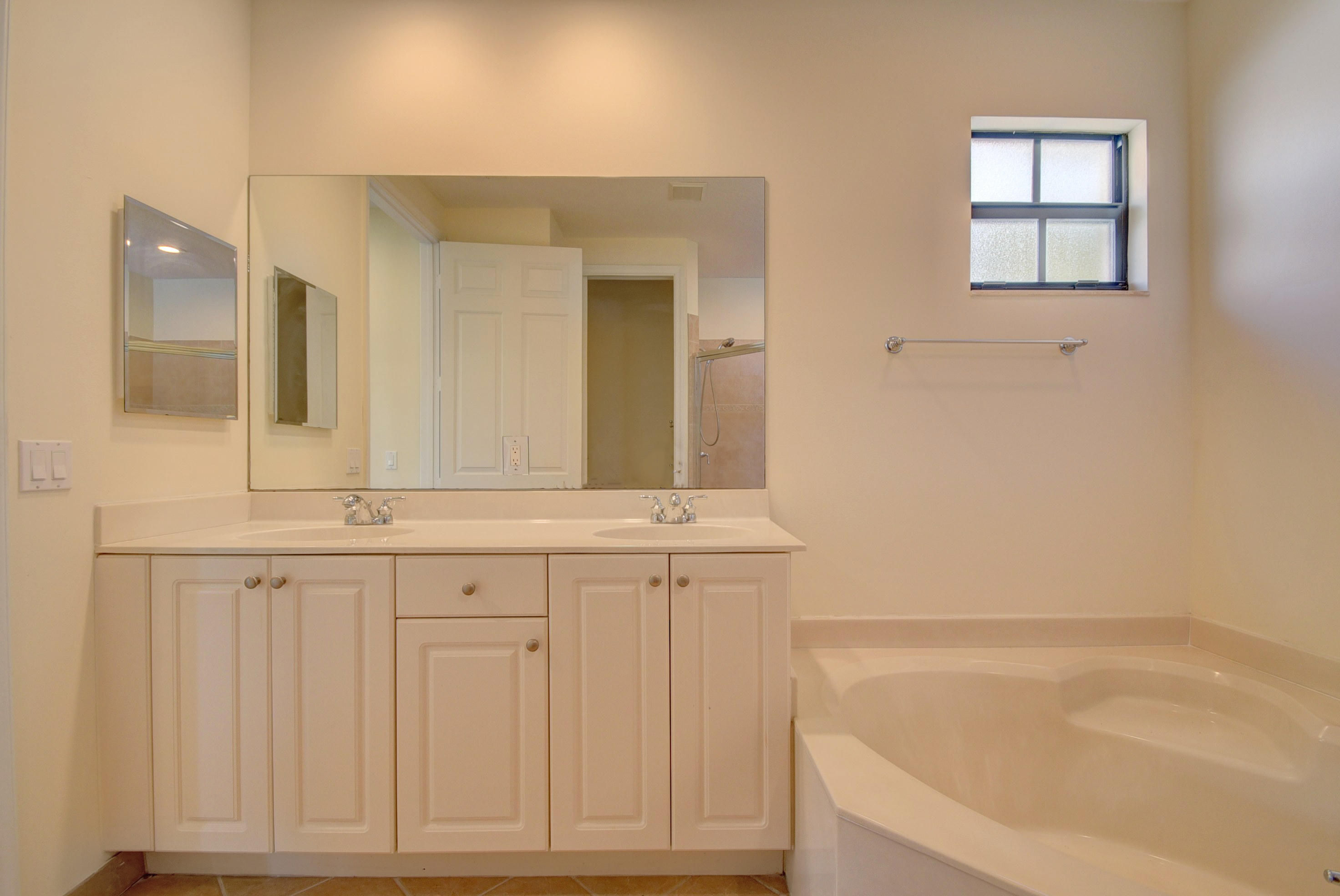 132 Astor Circle Delray Beach, FL 33484 - Photo 22 of 39 master bath