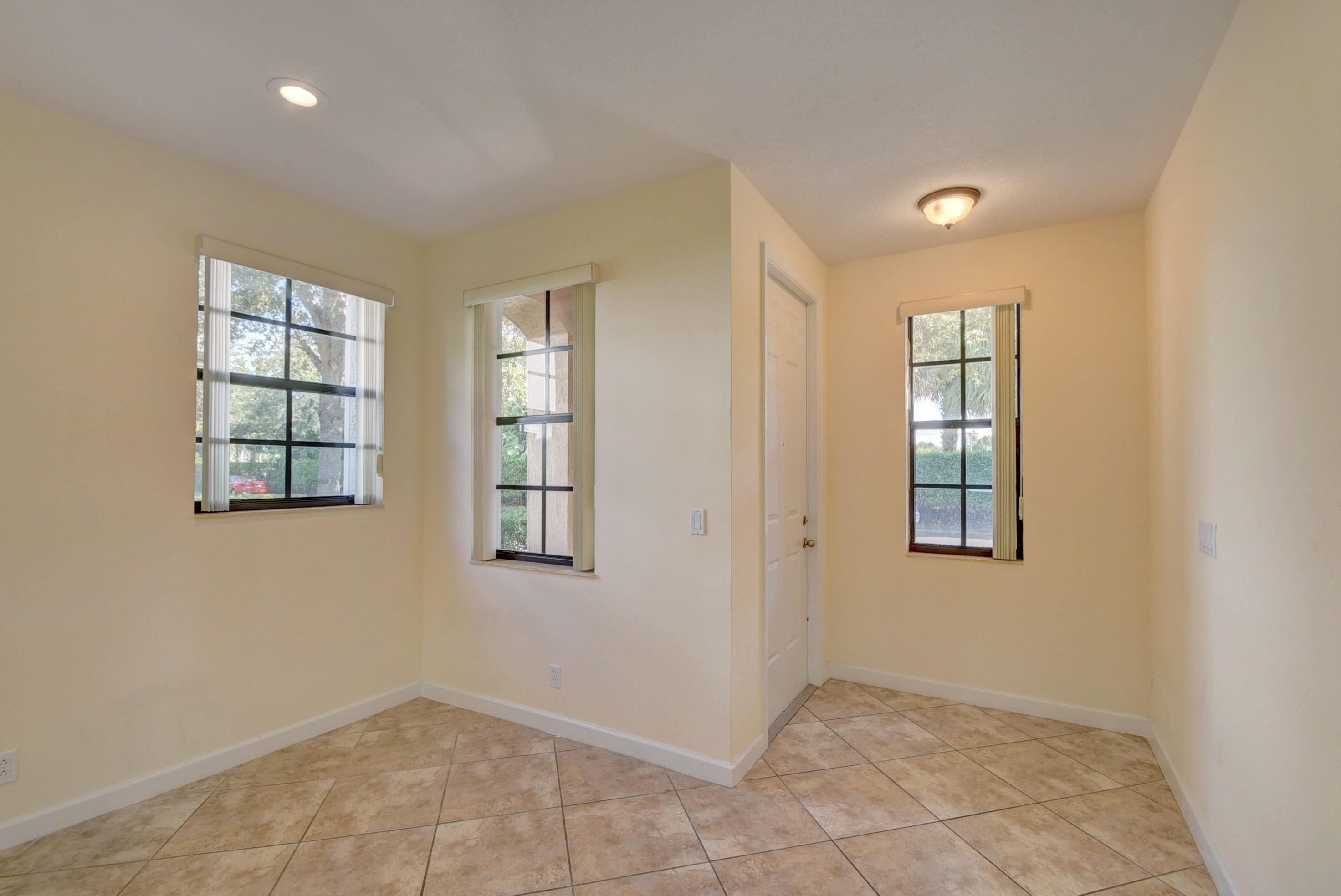 132 Astor Circle Delray Beach, FL 33484 - Photo 3 of 39 entry