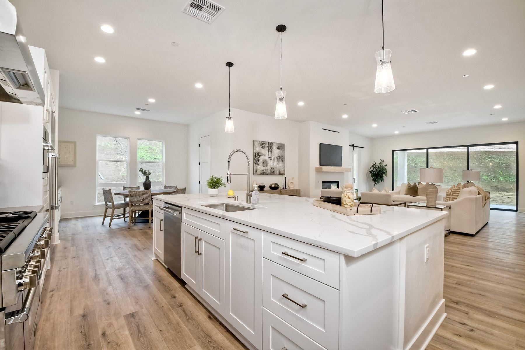 a large kitchen with kitchen island a large island in it