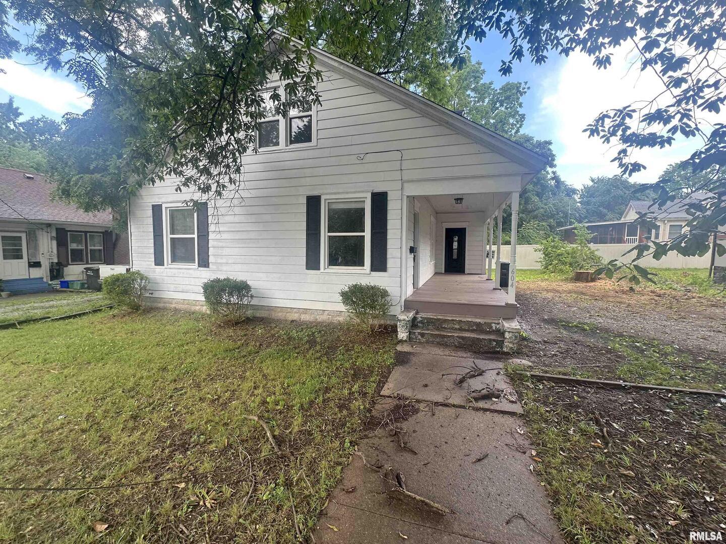 604 West Walnut Street Carbondale, IL 62901 - Photo 2 of 18 a front view of a house with garden