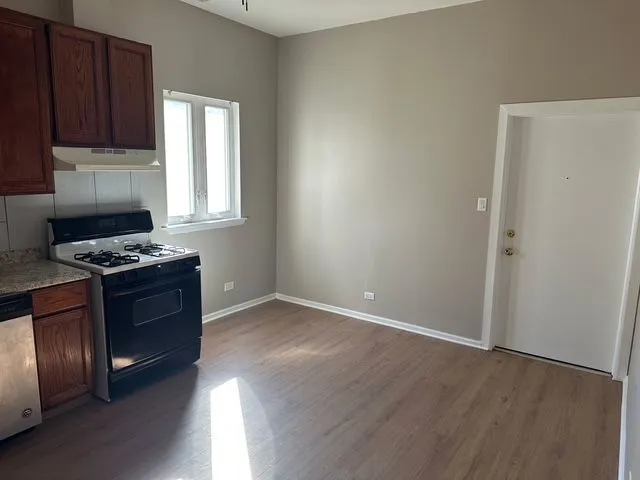 $1,500 | 2956 North Hamlin Avenue, Unit 2R, Chicago, IL 60618