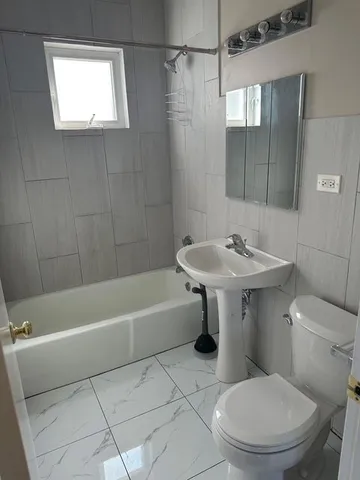 $1,500 | 2956 North Hamlin Avenue, Unit 2R, Chicago, IL 60618