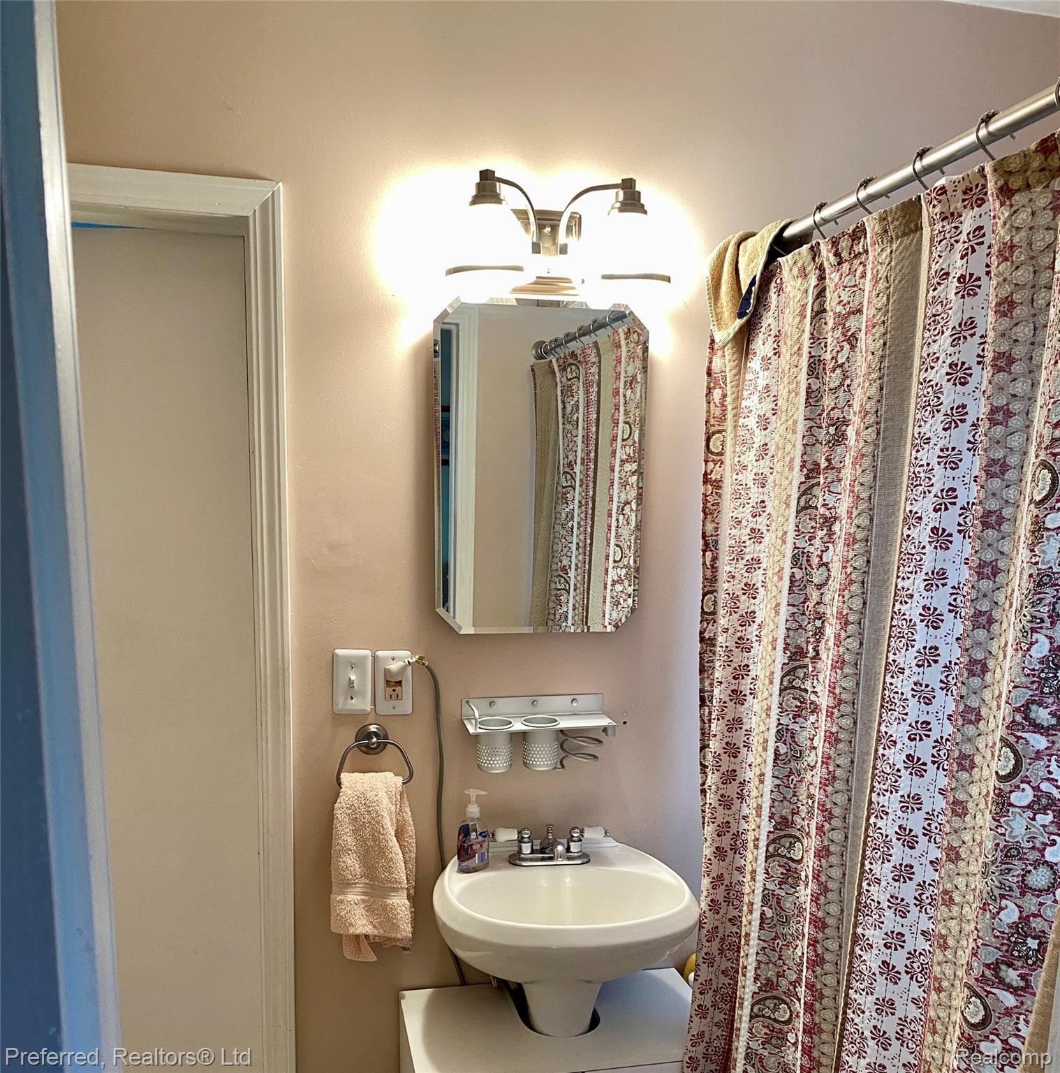 5605 Denton Road Canton, MI 48188 - Photo 15 of 28 007926F6-3760-4343-B8B6-329F6F3E21E2_1_201_a.jpeg