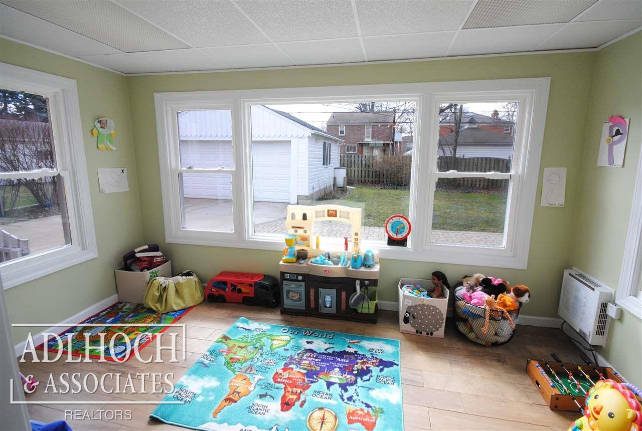 1677 Prestwick Road Grosse Pointe, MI 48236 - Photo 10 of 19 31314683-9.JPG