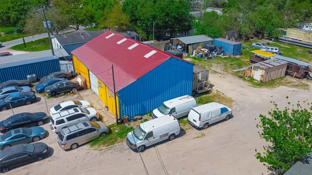 an aerial view of a house with yard swimming pool and outdoor seating