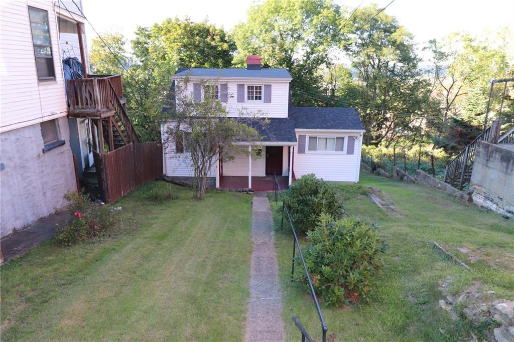 a view of a back yard