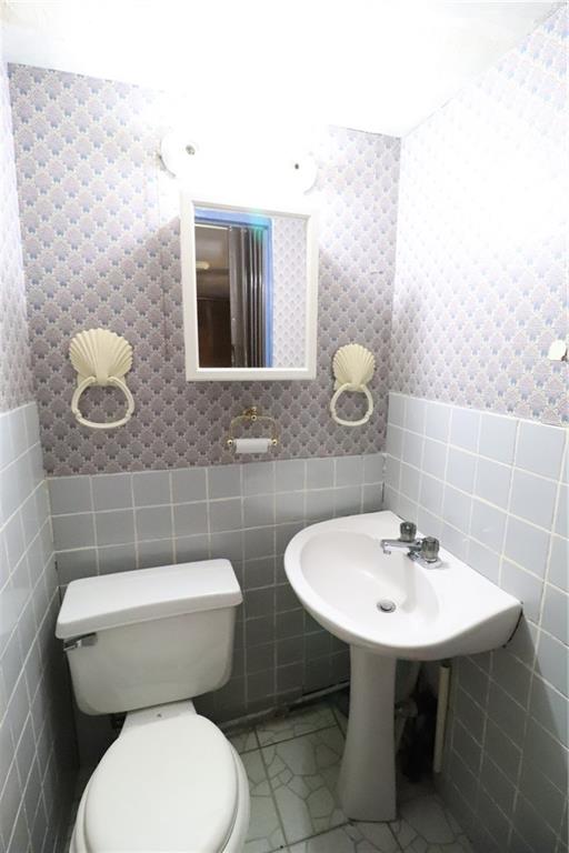 3397 Ridgway Street Pittsburgh, PA 15213 - Photo 26 of 33 a bathroom with a toilet sink and mirror