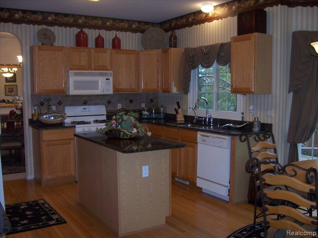 1130 Indianpipe Road Lake Orion, MI 48360 - Photo 15 of 25 Oak Kitchen w/Granite