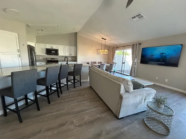 $2,650 | 4212 East Sandia Street, Phoenix, AZ 85044