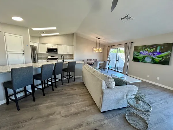 $2,650 | 4212 East Sandia Street, Phoenix, AZ 85044