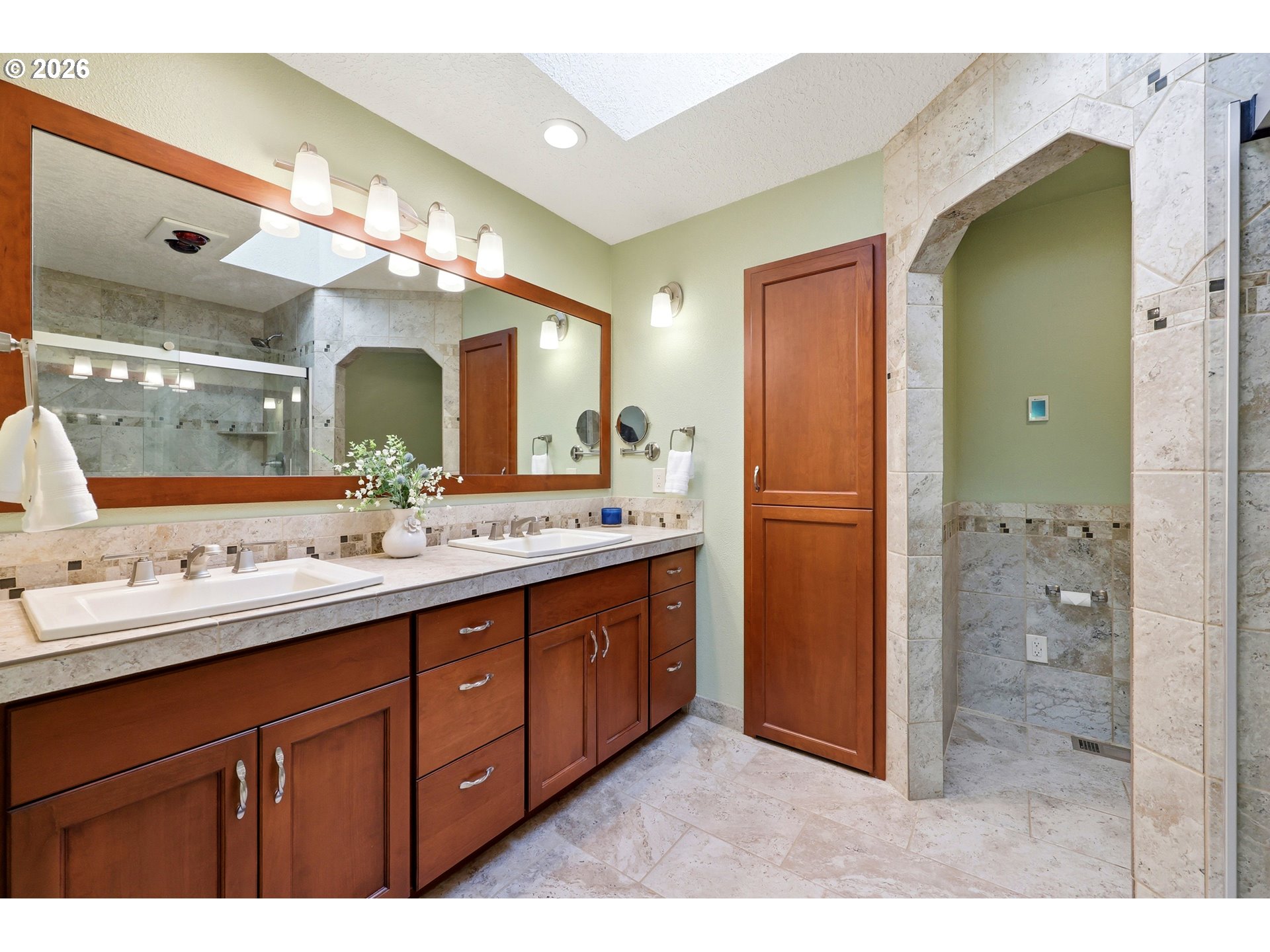 404 Southwest Overlook Court Gresham, OR 97080 - Photo 13 of 35 En Suite Bathroom