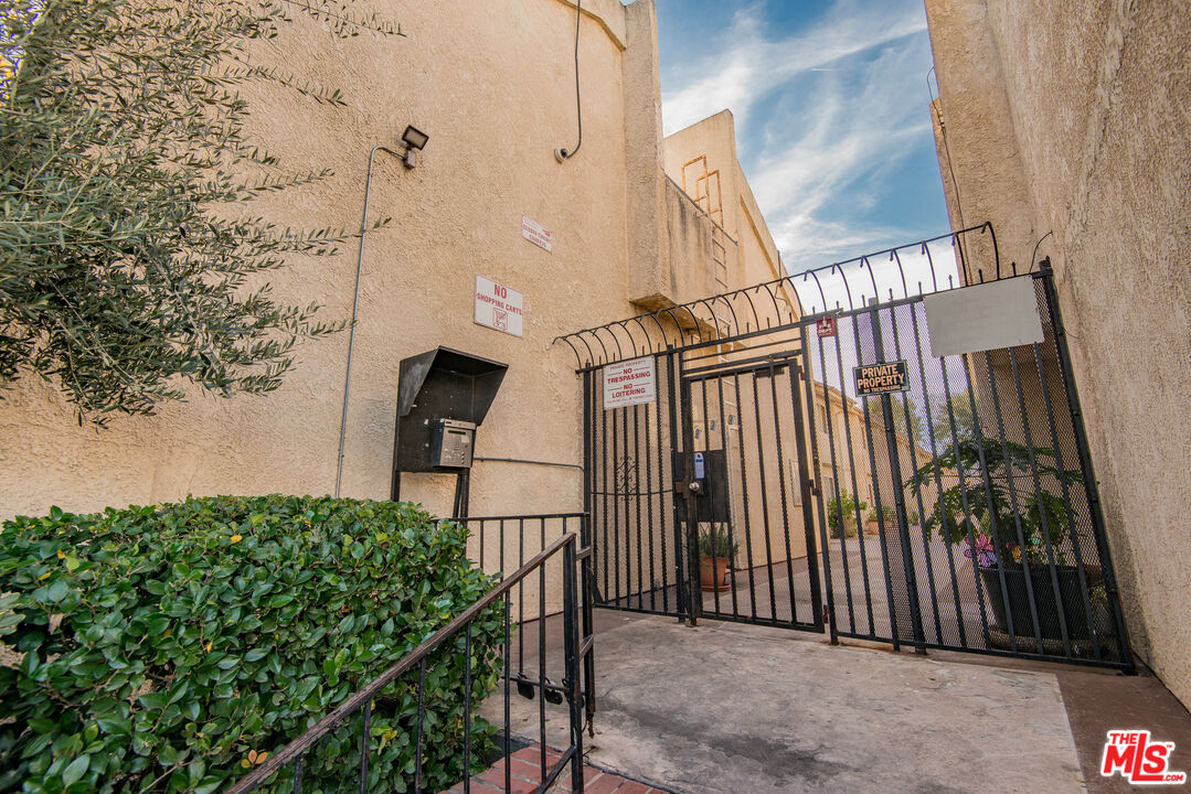 7651 Reseda Boulevard, Unit 3T Reseda, CA 91335 - Photo 2 of 32 a view of entryway