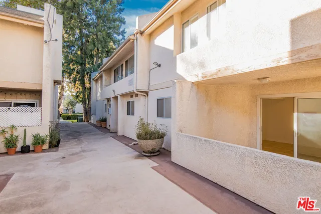 $475,000 | 7651 Reseda Boulevard, Unit 3T, Reseda, CA 91335