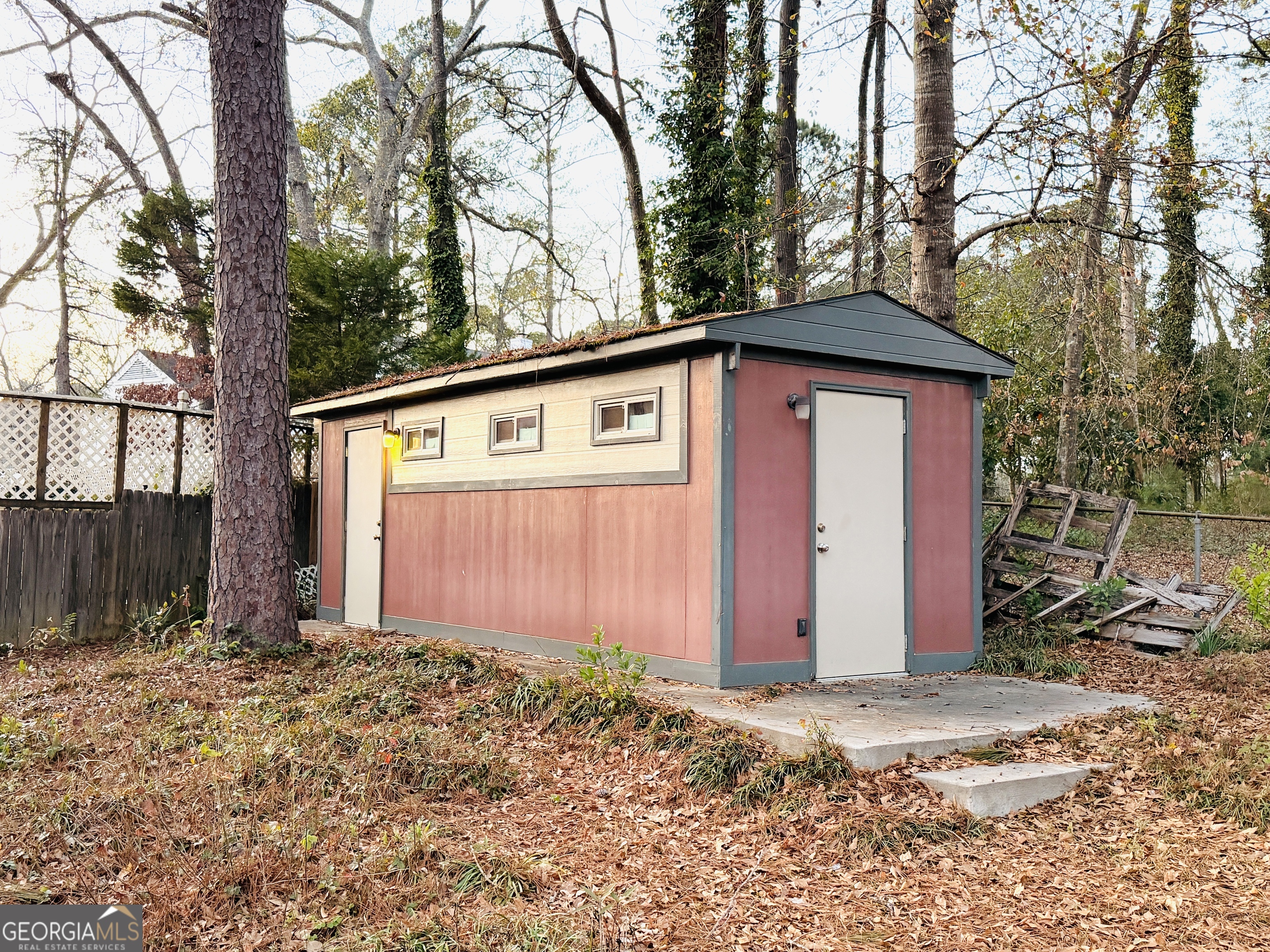 1701 Cedarwood Road Milledgeville, GA 31061 - Photo 6 of 40 a front view of house with yard