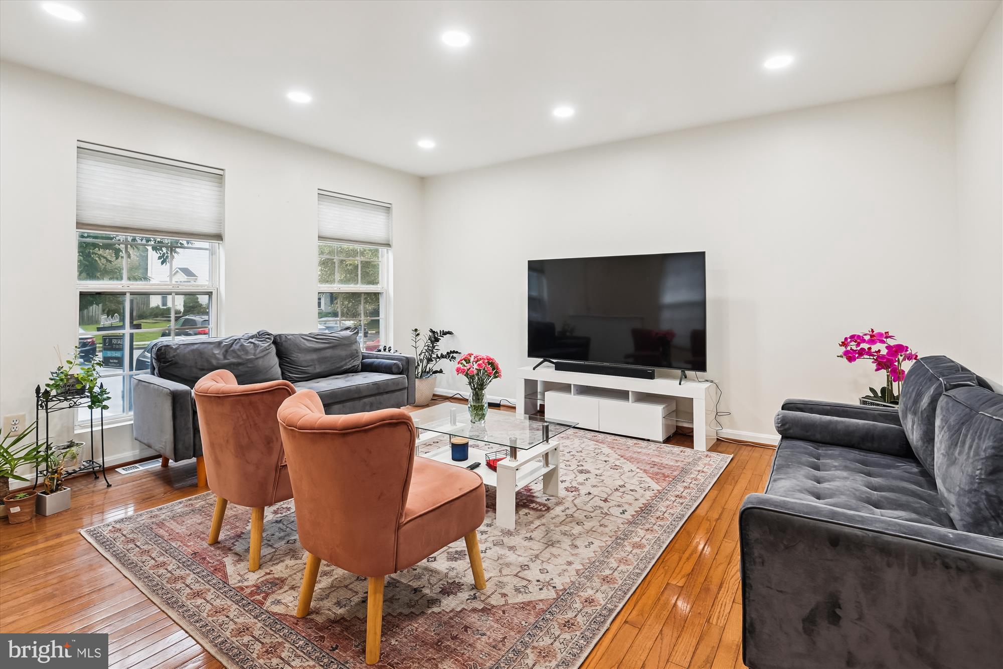 6132 Kendra Way Centreville, VA 20121 - Photo 3 of 60 Living Room