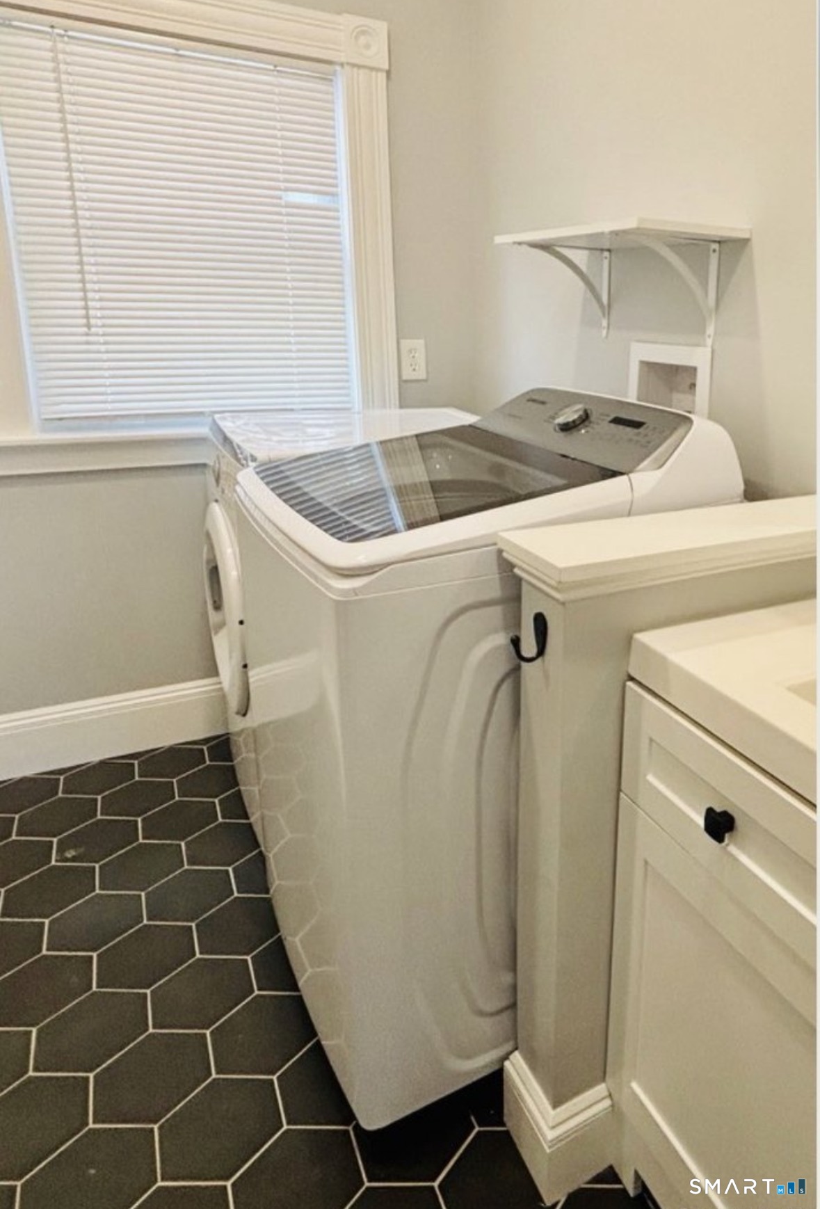 142 Broad Street Norwich, CT 06360 - Photo 9 of 26 a utility room with a washer and dryer