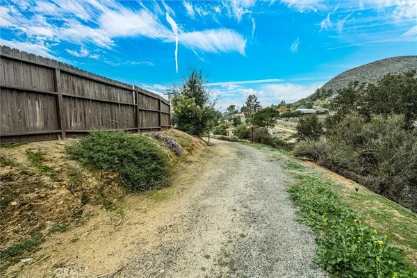 a view of a backyard