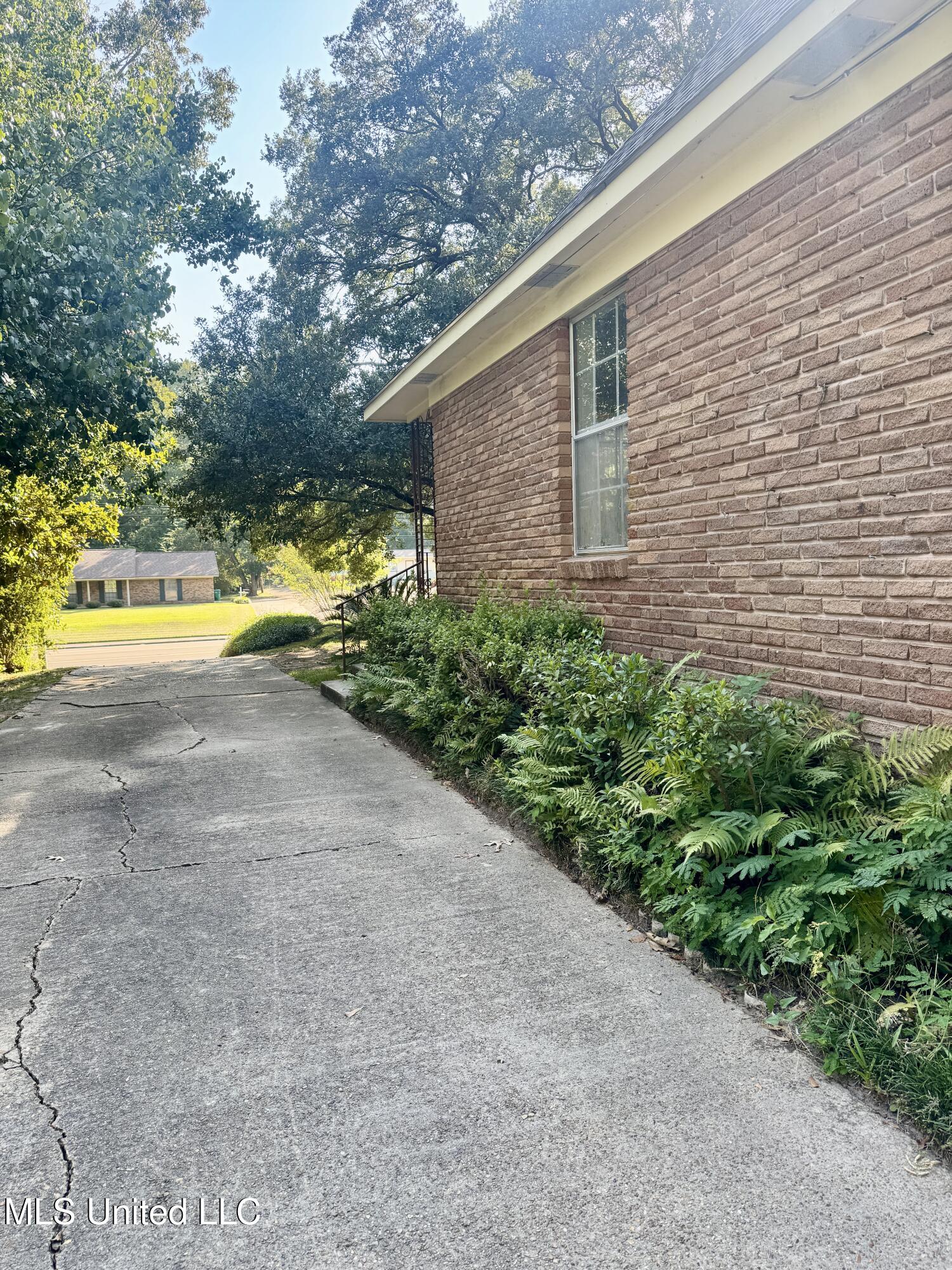159 Liberty Road Natchez, MS 39120 - Photo 2 of 32 IMG_4412
