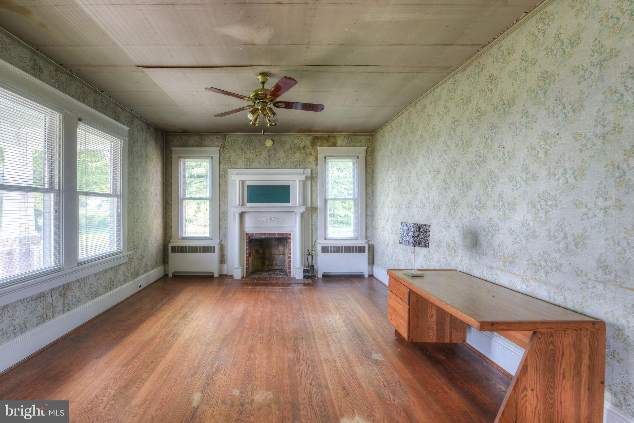 1846 Leedstown Road Colonial Beach, VA 22443 - Photo 11 of 29 Living Room