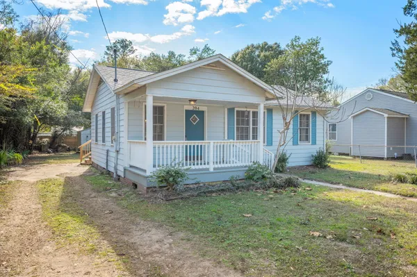 a view of a house with backyard and trees